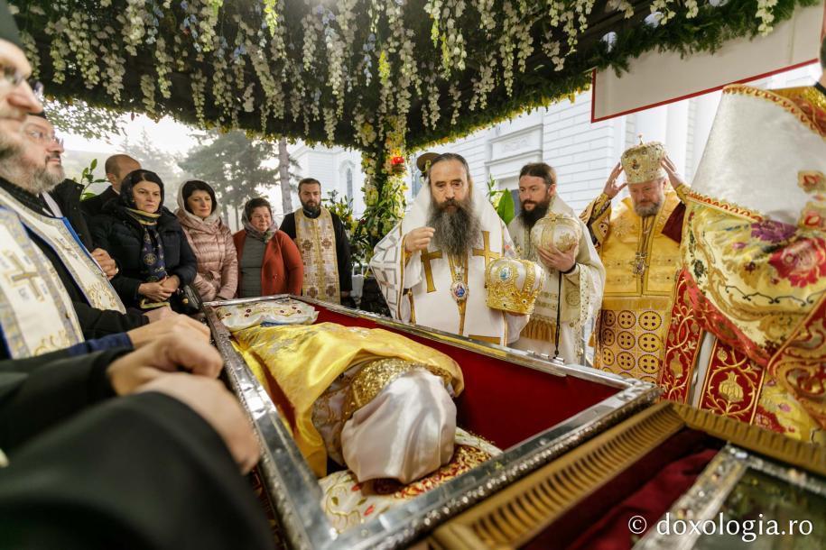 Foto: Constantin Comici / Ierarhi slujitori la Sfânta Liturghie a Hramului Sfintei Cuvioase Parascheva